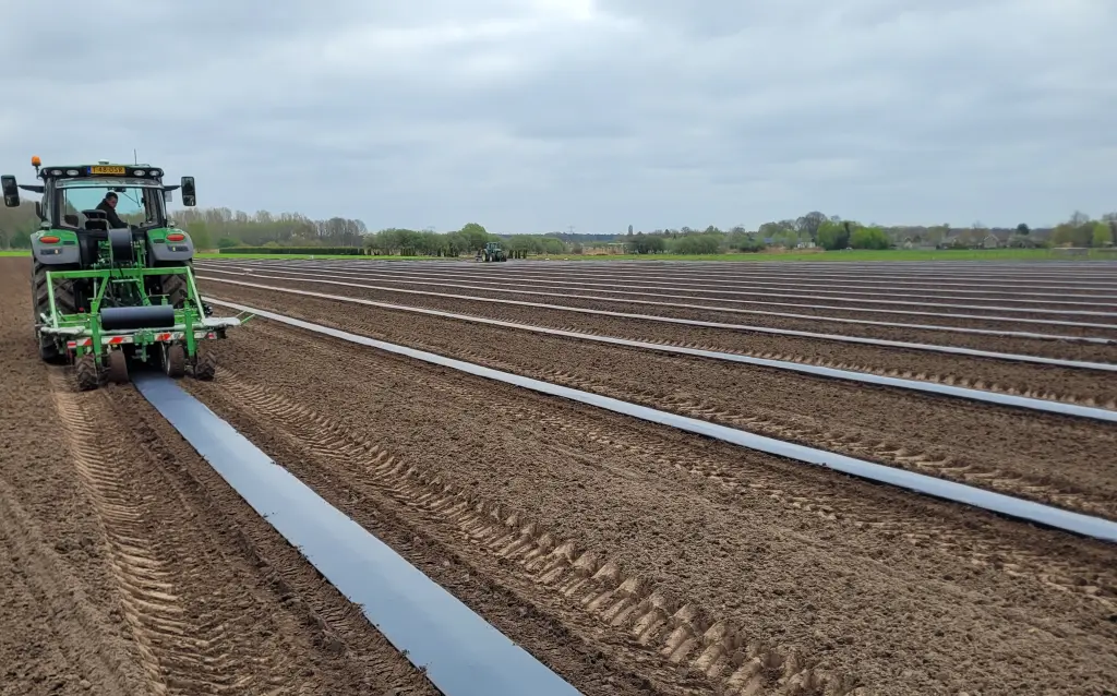 Biologisch afbreekbare folie wordt aangelegd op het veld